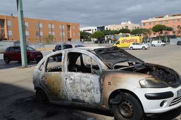 Imágenes de algunos de los vehículos afectados por los incendios en el parquin de Arnao y solar de Punto Fielato/TA.